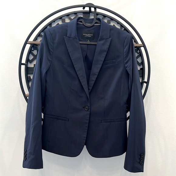 Banana Republic Classic Blazer in Washable Wool Blend - Size 8. - Picture 2 of 3